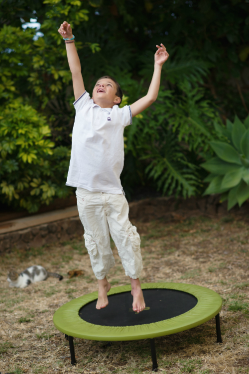 bambini trampolino